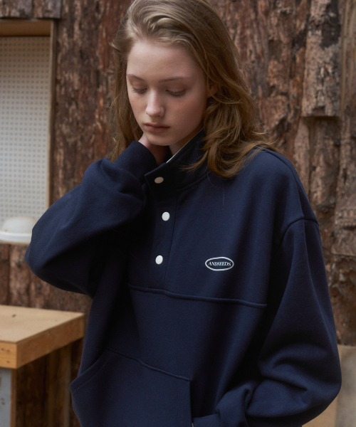 ANDNEEDS（アンドニーズ）の「Button logo sweatshirt (navy)（その他トップス・レディース・その他・FREE）」の2枚目の写真