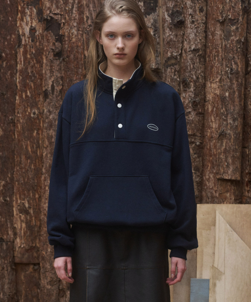 ANDNEEDS（アンドニーズ）の「Button logo sweatshirt (navy)（その他トップス・レディース・その他・FREE）」の3枚目の写真