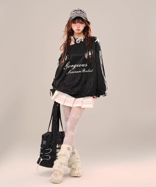 lilful(リルフル)の「【26年春夏新作】ユニフォーム風 レースサイドライン オーバーサイズ ワンショルダーロンT(Tシャツ/カットソー・レディース・レッド/ブラック・M/L)」の20枚目の写真