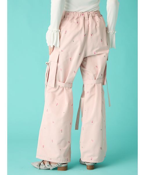 FURFUR(ファーファー)の「【WEB・一部店舗限定カラー】フラワー刺繍カーゴパンツ(その他パンツ・レディース・アイボリー/ブラック/ピンク・F)」の12枚目の写真