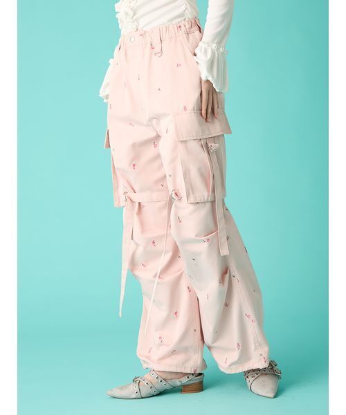 FURFUR(ファーファー)の「【WEB・一部店舗限定カラー】フラワー刺繍カーゴパンツ(その他パンツ・レディース・アイボリー/ブラック/ピンク・F)」の13枚目の写真