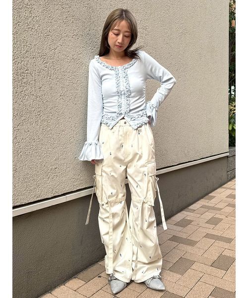 FURFUR(ファーファー)の「【WEB・一部店舗限定カラー】フラワー刺繍カーゴパンツ(その他パンツ・レディース・アイボリー/ブラック/ピンク・F)」の17枚目の写真