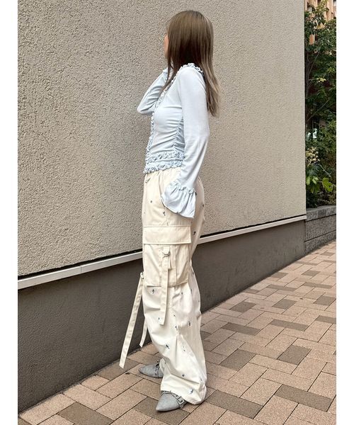 FURFUR(ファーファー)の「【WEB・一部店舗限定カラー】フラワー刺繍カーゴパンツ(その他パンツ・レディース・アイボリー/ブラック/ピンク・F)」の18枚目の写真