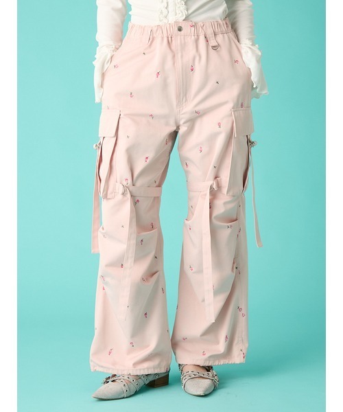 FURFUR(ファーファー)の「【WEB・一部店舗限定カラー】フラワー刺繍カーゴパンツ(その他パンツ・レディース・アイボリー/ブラック/ピンク・F)」の1枚目の写真