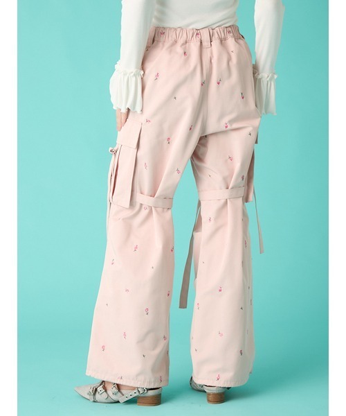 FURFUR(ファーファー)の「【WEB・一部店舗限定カラー】フラワー刺繍カーゴパンツ(その他パンツ・レディース・アイボリー/ブラック/ピンク・F)」の5枚目の写真