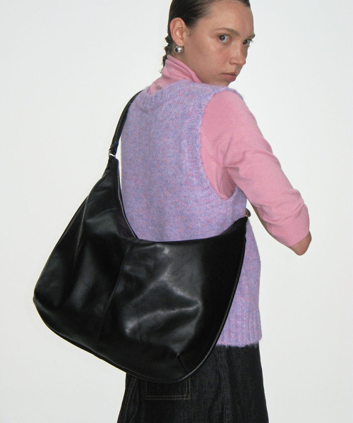 YEOMIMの「crescent bag (black)(ショルダーバッグ・レディース・ブラック・FREE)」の1枚目の写真
