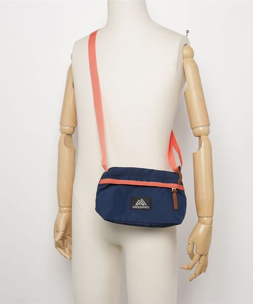 GREGORY(グレゴリー)の「エンベロップショルダー ENVELOPE SHOULDER ディープネイビーXピンク(ショルダーバッグ・メンズ・ネイビー系・ONE SIZE)」の2枚目の写真