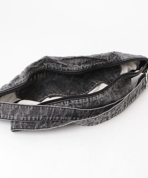 my beautiful landlet（マイビューティフルランドレット）の「【my beautiful landlet】 PIGMENT PRINT WASHED DENIM ZIP POUCH - black（ボディバッグ/ウエストポーチ・メンズ・ブラック・FREE）」の4枚目の写真