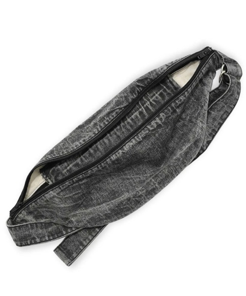 my beautiful landlet（マイビューティフルランドレット）の「【my beautiful landlet】 PIGMENT PRINT WASHED DENIM ZIP POUCH - black（ボディバッグ/ウエストポーチ・メンズ・ブラック・FREE）」の6枚目の写真