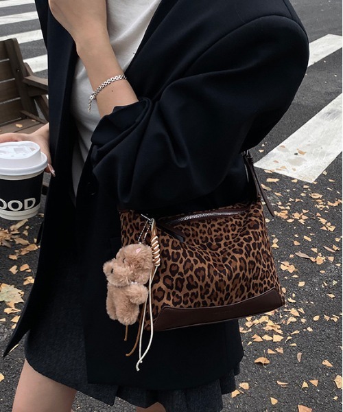 FREE STYLISTS(フリー スタイリスト)の「Y2K ショルダーバッグ&斜め掛けバッグ デイリー&通勤用 ワンショルダークロワッサン 【チャーム付】(ショルダーバッグ・レディース・ブラウン/ダークブラウン/レオパード/ベージュ・FREE)」の12枚目の写真