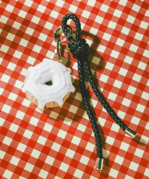 crossi(クロッシー)の「かぎ編みドーナツ&ロープストラップチャーム(チャーム・レディース・パープル/イエロー/ピンク/ブラウン/ホワイト・FREE)」の2枚目の写真