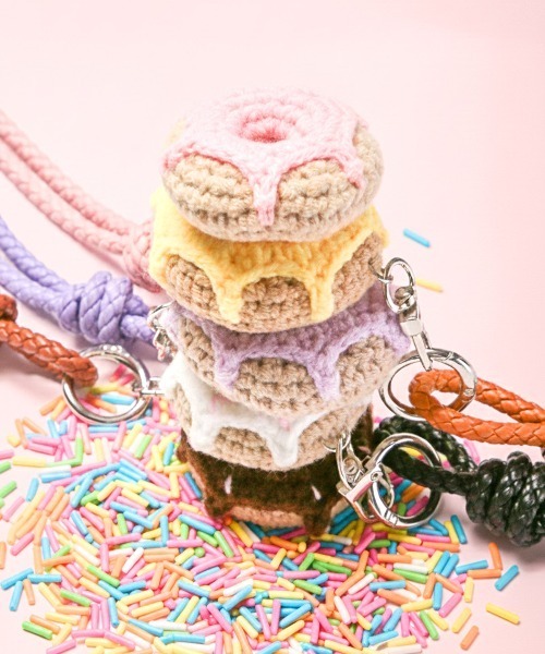 crossi(クロッシー)の「かぎ編みドーナツ&ロープストラップチャーム(チャーム・レディース・パープル/イエロー/ピンク/ブラウン/ホワイト・FREE)」の9枚目の写真