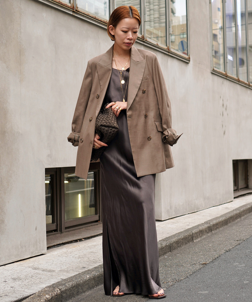 AP STUDIO（エーピーストゥディオ）の「サテンキャミソールドレス（ワンピース・レディース・ブラック/チョコ・36/38）」の3枚目の写真