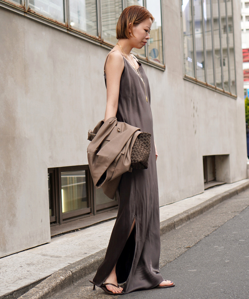 AP STUDIO（エーピーストゥディオ）の「サテンキャミソールドレス（ワンピース・レディース・ブラック/チョコ・36/38）」の7枚目の写真