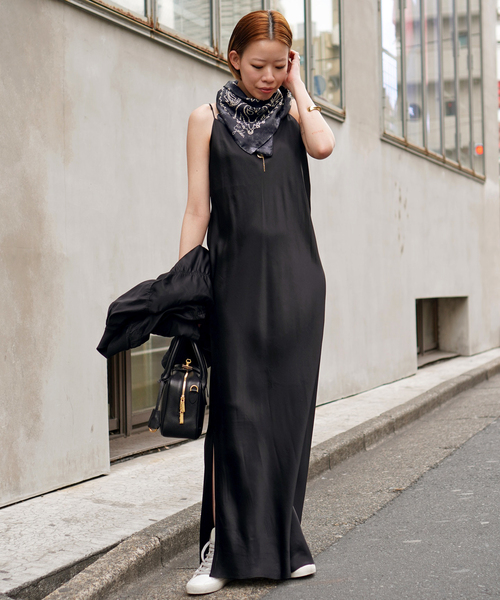 AP STUDIO（エーピーストゥディオ）の「サテンキャミソールドレス（ワンピース・レディース・ブラック/チョコ・36/38）」の9枚目の写真