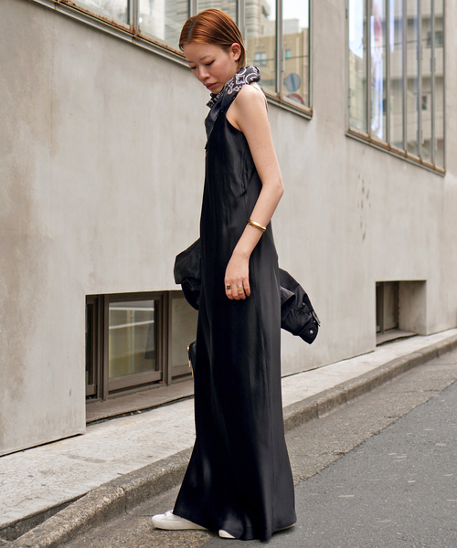 AP STUDIO（エーピーストゥディオ）の「サテンキャミソールドレス（ワンピース・レディース・ブラック/チョコ・36/38）」の10枚目の写真