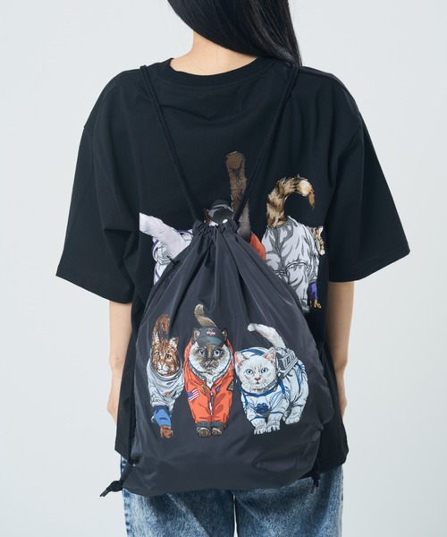 CORISCO（コリスコ）の「ポリエステルアニマル柄ナップサック(M1)（バックパック/リュック・メンズ・アイボリー/その他/チャコールグレー・FREE）」の2枚目の写真