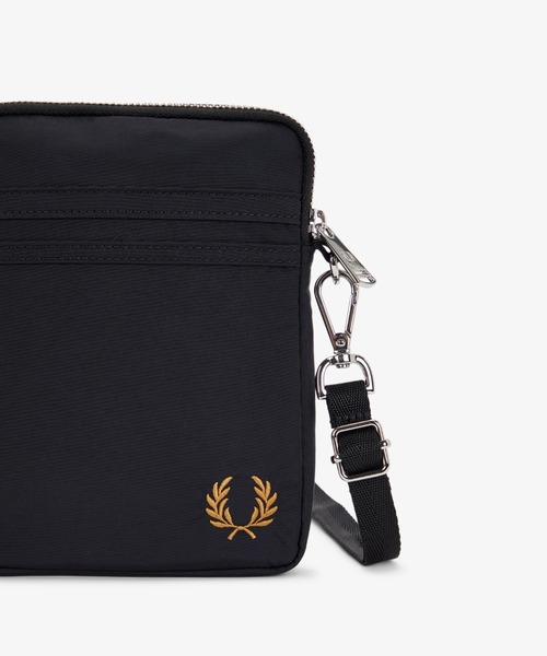 FRED PERRY(フレッドペリー)の「Brentham Small Side Bag/ブレンサムサイドバッグ(ショルダーバッグ・メンズ・ブラック・ONE SIZE)」の11枚目の写真