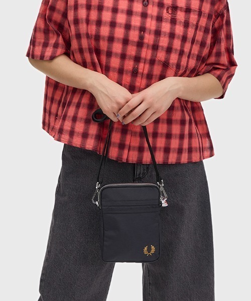 FRED PERRY(フレッドペリー)の「Brentham Small Side Bag/ブレンサムサイドバッグ(ショルダーバッグ・メンズ・ブラック・ONE SIZE)」の2枚目の写真