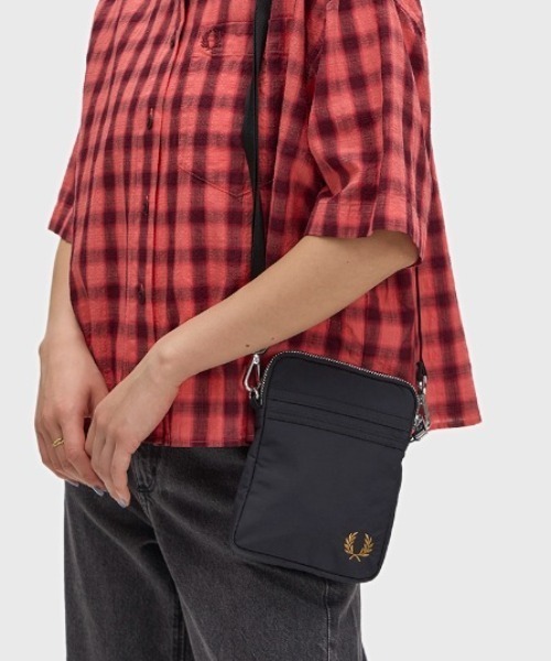 FRED PERRY(フレッドペリー)の「Brentham Small Side Bag/ブレンサムサイドバッグ(ショルダーバッグ・メンズ・ブラック・ONE SIZE)」の3枚目の写真