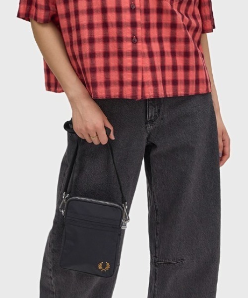 FRED PERRY(フレッドペリー)の「Brentham Small Side Bag/ブレンサムサイドバッグ(ショルダーバッグ・メンズ・ブラック・ONE SIZE)」の4枚目の写真