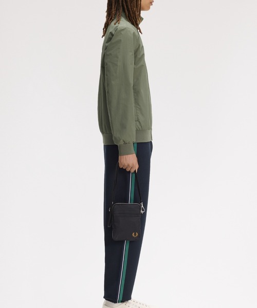 FRED PERRY(フレッドペリー)の「Brentham Small Side Bag/ブレンサムサイドバッグ(ショルダーバッグ・メンズ・ブラック・ONE SIZE)」の5枚目の写真