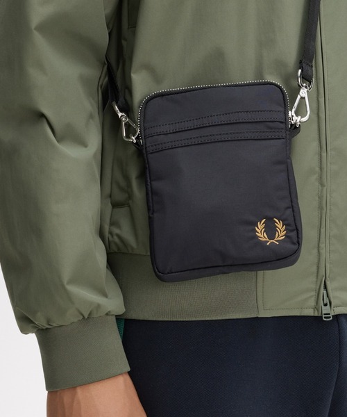 FRED PERRY(フレッドペリー)の「Brentham Small Side Bag/ブレンサムサイドバッグ(ショルダーバッグ・メンズ・ブラック・ONE SIZE)」の6枚目の写真