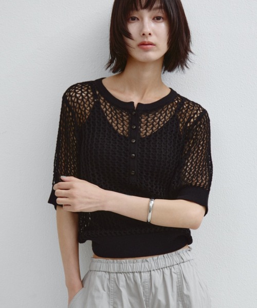 ANF.MUU(アンフムー)の「透かし編みヘンリーネックニット(Tシャツ/カットソー・レディース・ブラック/ライトブルー/ホワイト/レッド・FREE)」の3枚目の写真