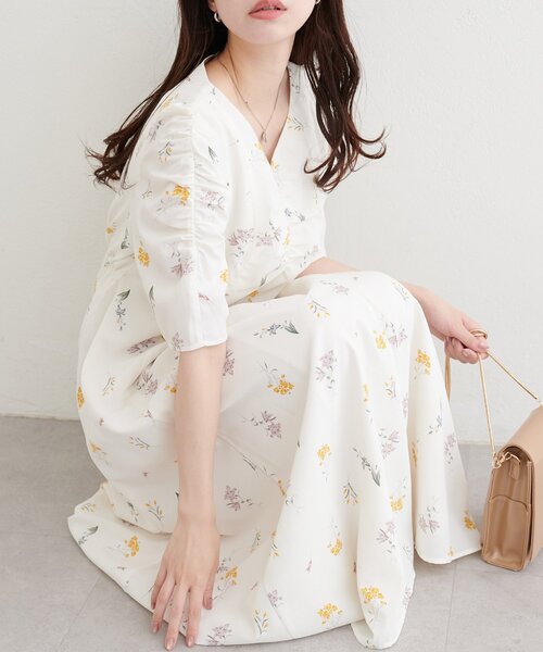 natural couture（ナチュラルクチュール）の「Vネックギャザーワンピース（ワンピース・レディース・オフホワイト/ブラック/ネイビー・FREE）」の4枚目の写真