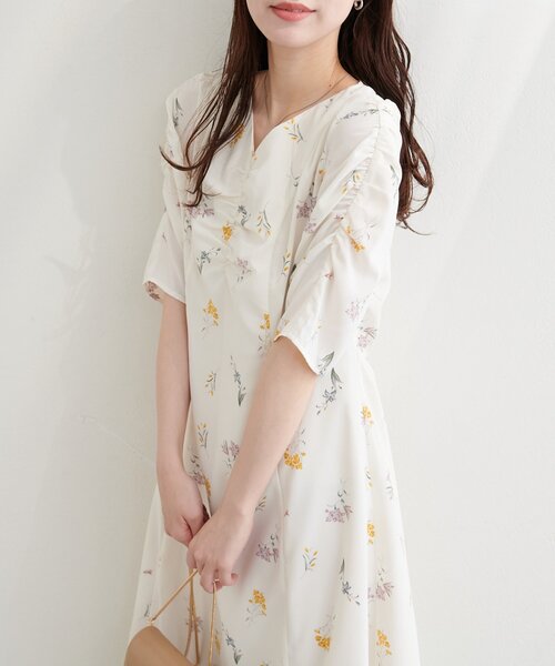 natural couture（ナチュラルクチュール）の「Vネックギャザーワンピース（ワンピース・レディース・オフホワイト/ブラック/ネイビー・FREE）」の5枚目の写真