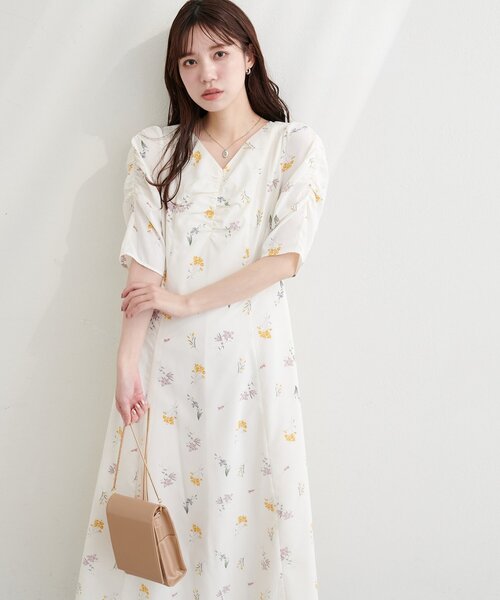 natural couture（ナチュラルクチュール）の「Vネックギャザーワンピース（ワンピース・レディース・オフホワイト/ブラック/ネイビー・FREE）」の6枚目の写真