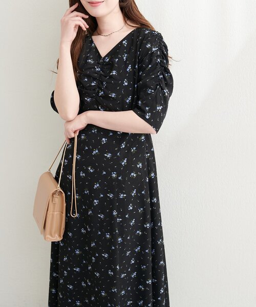 natural couture（ナチュラルクチュール）の「Vネックギャザーワンピース（ワンピース・レディース・オフホワイト/ブラック/ネイビー・FREE）」の10枚目の写真