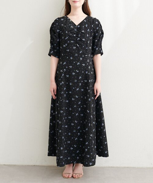 natural couture（ナチュラルクチュール）の「Vネックギャザーワンピース（ワンピース・レディース・オフホワイト/ブラック/ネイビー・FREE）」の16枚目の写真