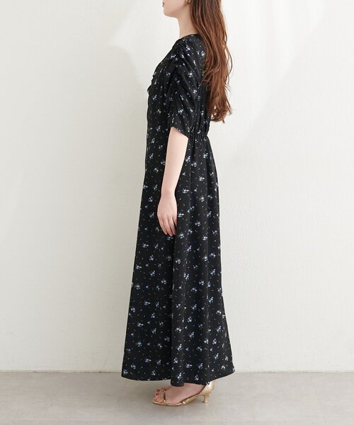 natural couture（ナチュラルクチュール）の「Vネックギャザーワンピース（ワンピース・レディース・オフホワイト/ブラック/ネイビー・FREE）」の17枚目の写真