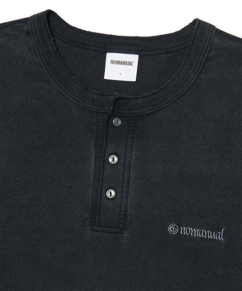 NOMANUAL(NOMANUAL)の「DAMAGED HENLEY NECK SHIRT - WASHED BLACK(Tシャツ/カットソー・レディース・その他・LARGE/MEDIUM/SMALL/X-LARGE)」の4枚目の写真