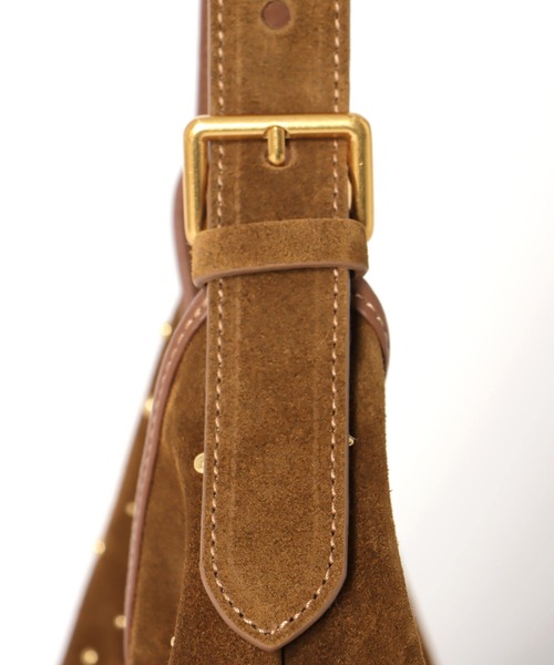 CHRISTIAN VILLA(クリスチャンヴィラ)の「スエードスタッズトラペーズバッグ【クリスチャンヴィラ/CHRISTIAN VILLA】(ハンドバッグ・レディース・ブラウン・FREE)」の3枚目の写真