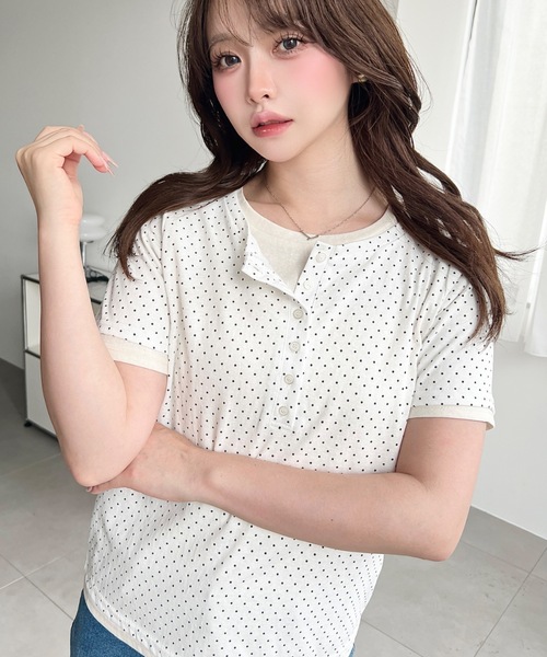 moment+(モーメントプラス)の「ヘンリーネックレイヤード半袖Tシャツ(ヘンリーネックTシャツ+Tシャツ2枚セット)(Tシャツ/カットソー・レディース・ピンク/レッド/オフホワイト/杢グレー/ネイビー/イエロー/ブラック/ホワイト系その他・M)」の3枚目の写真