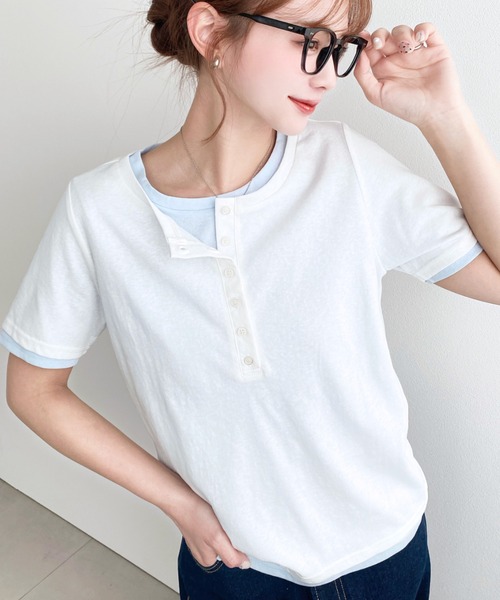 moment+(モーメントプラス)の「ヘンリーネックレイヤード半袖Tシャツ(ヘンリーネックTシャツ+Tシャツ2枚セット)(Tシャツ/カットソー・レディース・ピンク/レッド/オフホワイト/杢グレー/ネイビー/イエロー/ブラック/ホワイト系その他・M)」の2枚目の写真