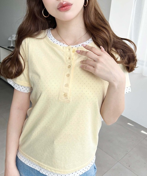 moment+(モーメントプラス)の「ヘンリーネックレイヤード半袖Tシャツ(ヘンリーネックTシャツ+Tシャツ2枚セット)(Tシャツ/カットソー・レディース・ピンク/レッド/オフホワイト/杢グレー/ネイビー/イエロー/ブラック/ホワイト系その他・M)」の1枚目の写真