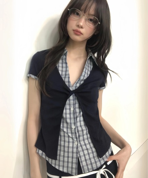 Lis ardent(リスアルダン)の「チェック柄レイヤード風 フロントツイスト半袖トップス(Tシャツ/カットソー・レディース・ネイビー・M)」の1枚目の写真