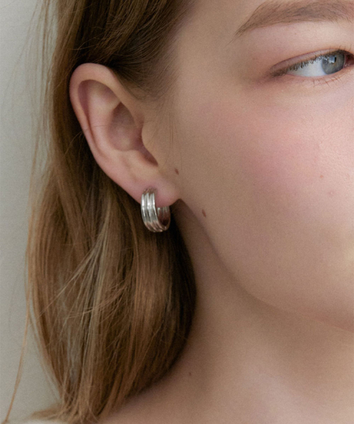 HALDEN(ハルデン)の「line hoop one touch earrings (E066_silver medium)(ピアス(両耳用)・レディース・その他・FREE)」の2枚目の写真