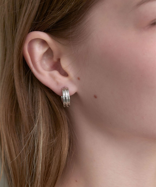 HALDEN(ハルデン)の「line hoop one touch earrings (E066_silver medium)(ピアス(両耳用)・レディース・その他・FREE)」の3枚目の写真
