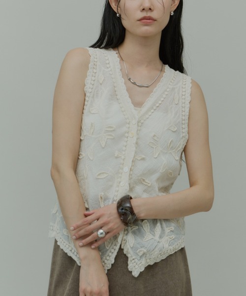 Plumel(プルメル)の「Cotton Leaf Motif Vest / コットンリーフモチーフベスト(ベスト・レディース・ベージュ/ホワイト・MEDIUM)」の1枚目の写真