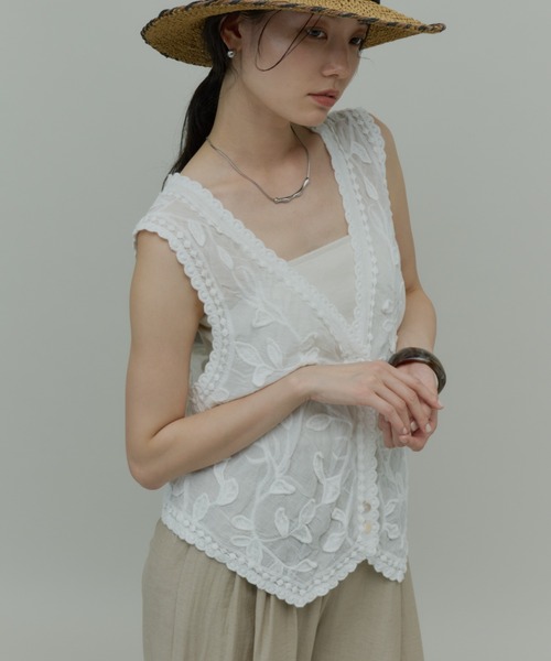 Plumel(プルメル)の「Cotton Leaf Motif Vest / コットンリーフモチーフベスト(ベスト・レディース・ベージュ/ホワイト・MEDIUM)」の2枚目の写真