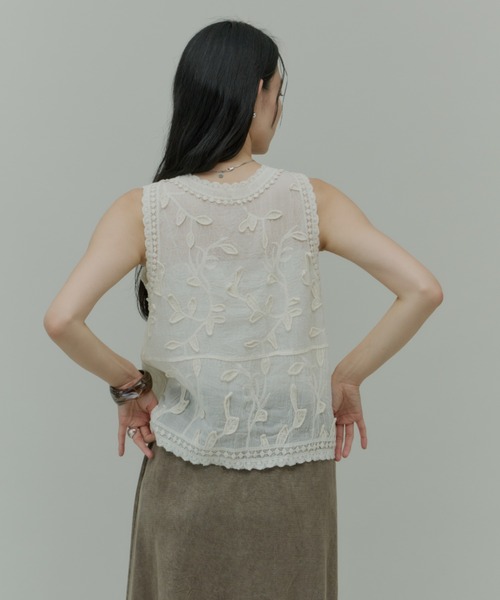 Plumel(プルメル)の「Cotton Leaf Motif Vest / コットンリーフモチーフベスト(ベスト・レディース・ベージュ/ホワイト・MEDIUM)」の22枚目の写真