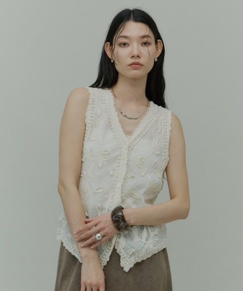 Plumel(プルメル)の「Cotton Leaf Motif Vest / コットンリーフモチーフベスト(ベスト・レディース・ベージュ/ホワイト・MEDIUM)」の19枚目の写真