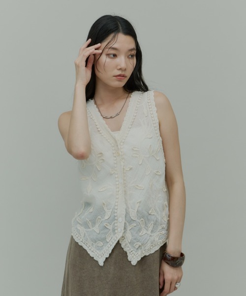 Plumel(プルメル)の「Cotton Leaf Motif Vest / コットンリーフモチーフベスト(ベスト・レディース・ベージュ/ホワイト・MEDIUM)」の20枚目の写真
