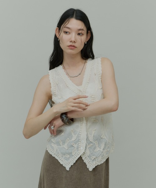 Plumel(プルメル)の「Cotton Leaf Motif Vest / コットンリーフモチーフベスト(ベスト・レディース・ベージュ/ホワイト・MEDIUM)」の21枚目の写真