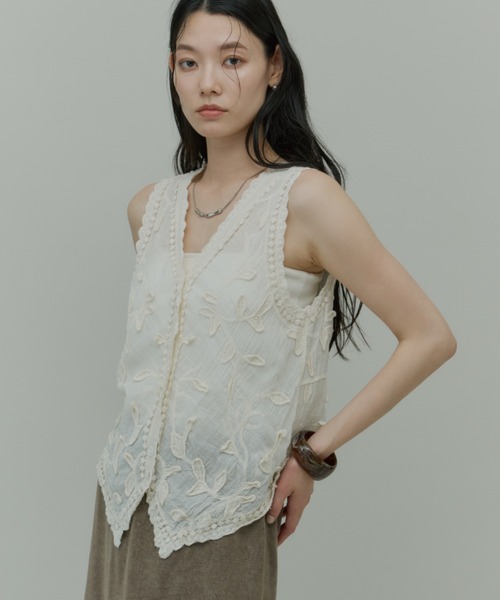 Plumel(プルメル)の「Cotton Leaf Motif Vest / コットンリーフモチーフベスト(ベスト・レディース・ベージュ/ホワイト・MEDIUM)」の14枚目の写真