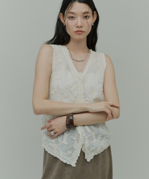 Plumel(プルメル)の「Cotton Leaf Motif Vest / コットンリーフモチーフベスト(ベスト・レディース・ベージュ/ホワイト・MEDIUM)」の15枚目の写真